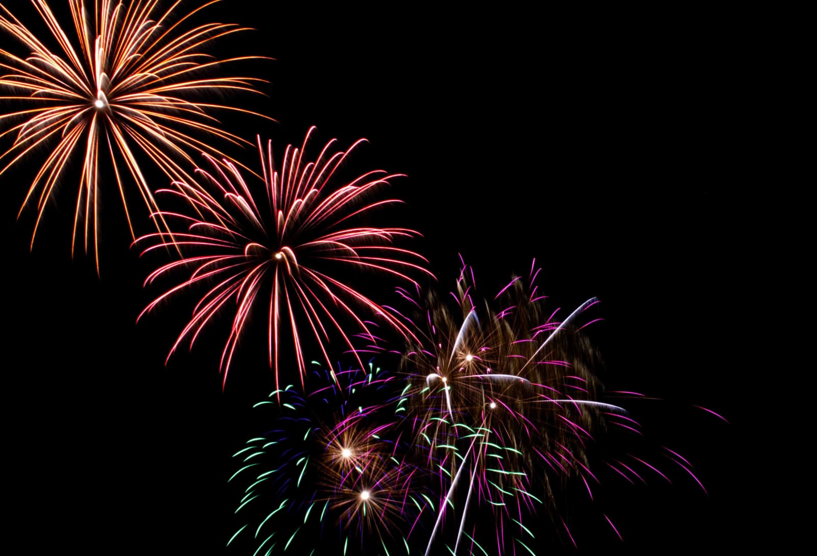 Farbiges Abschlussfeuerwerk von Bremer Lichter mit bunten Explosionen am Nachthimmel.