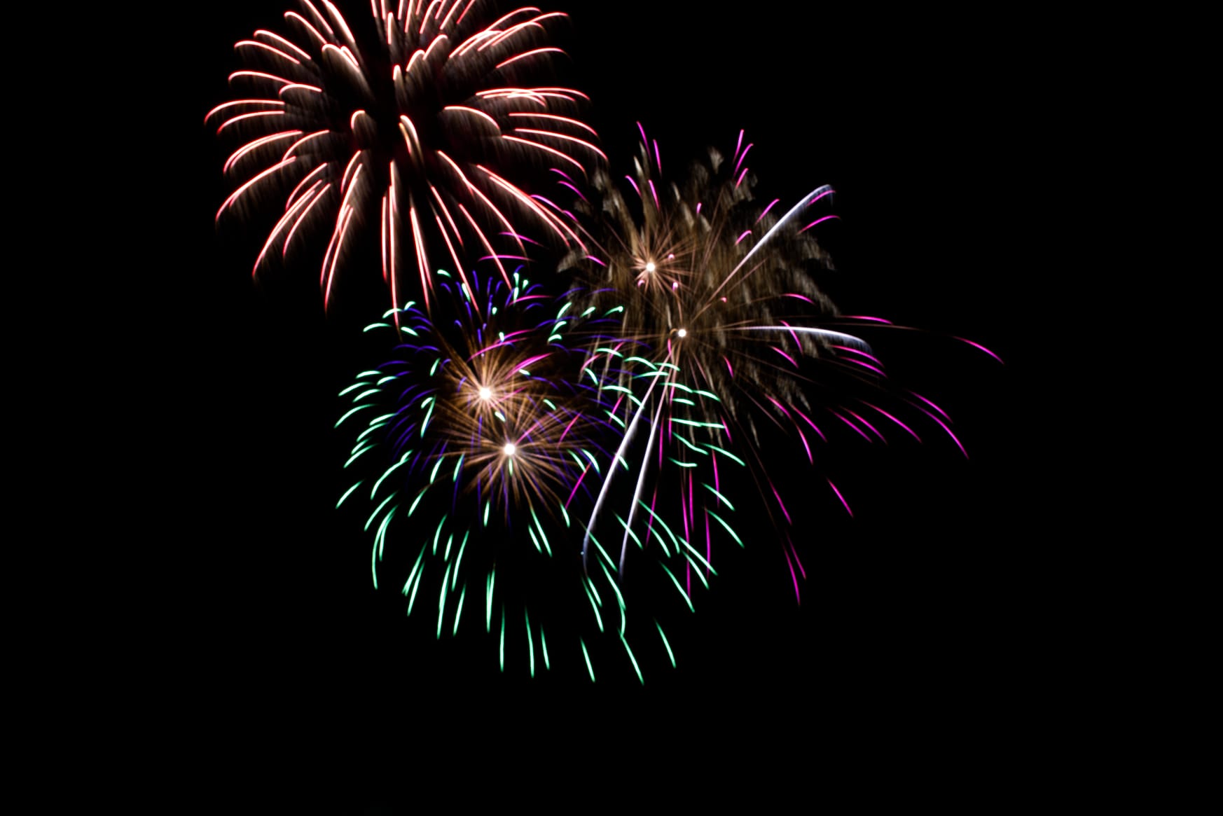Feuerwerksshow bei Bremer Lichter mit bunten Explosionen am Nachthimmel.