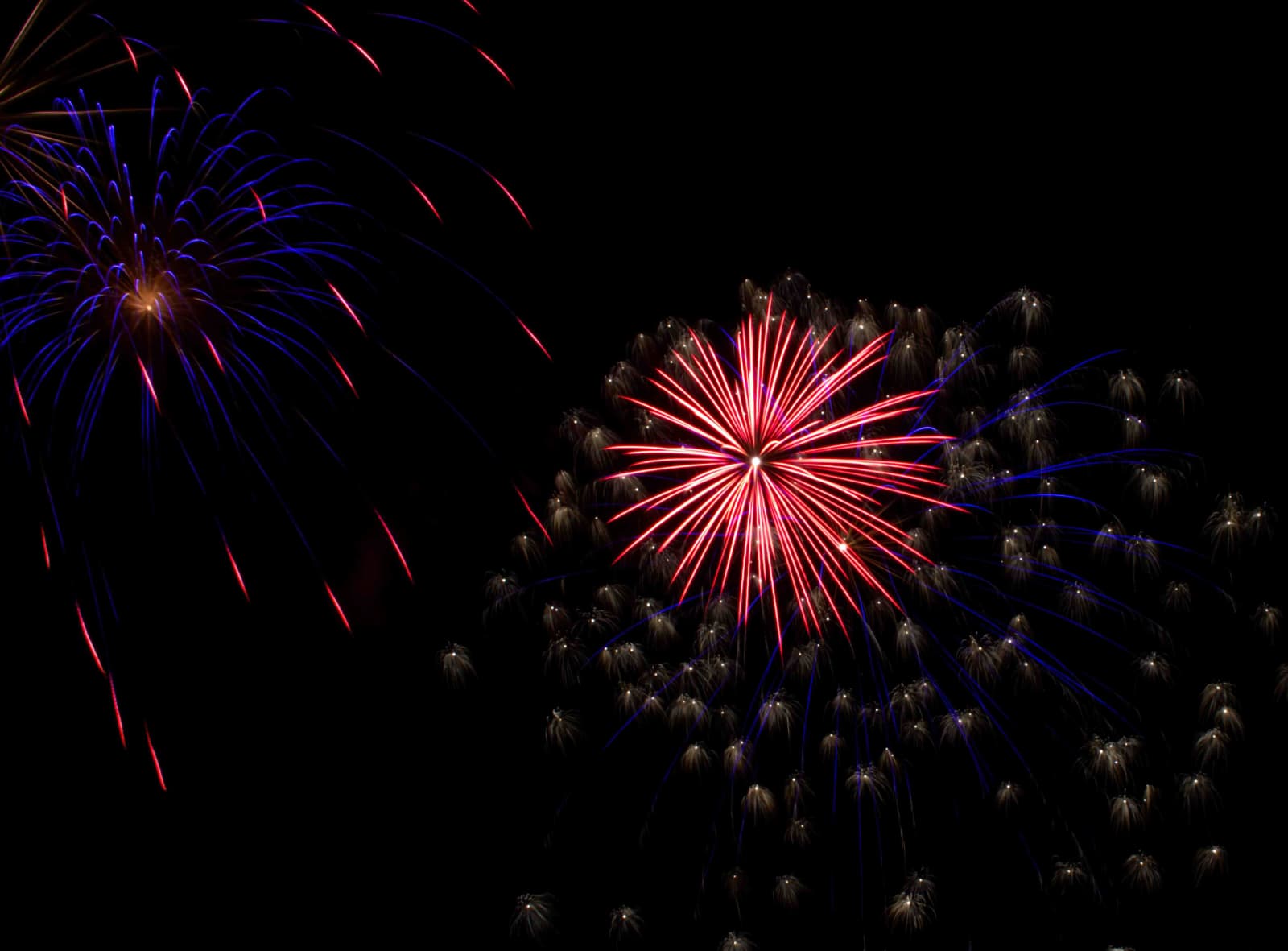 Rot-blaues Mehrfachbukett bei einem Eventfeuerwerk in Oldenburg von Bremer Lichter.